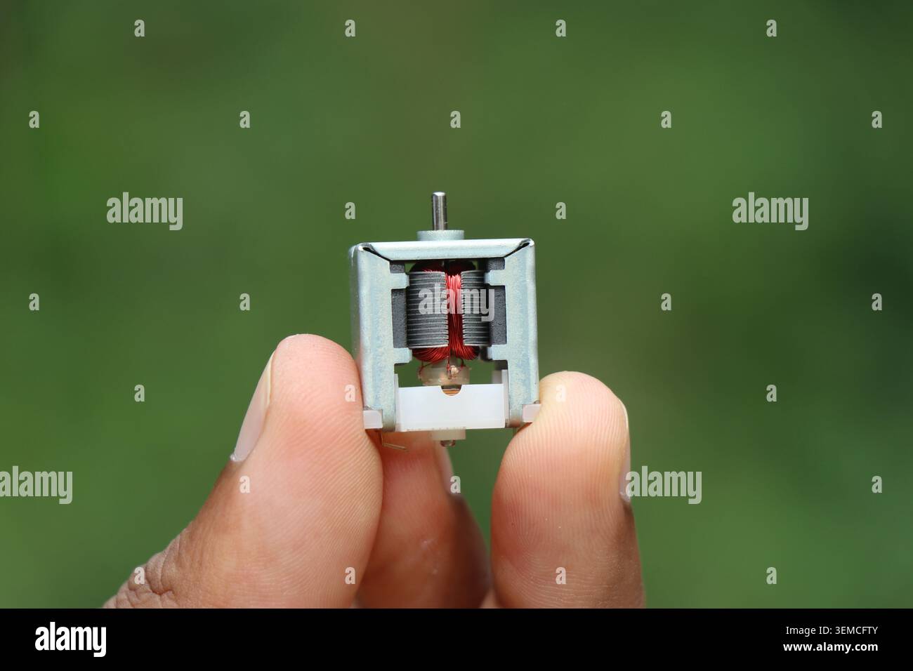 Piccolo motore elettrico CC con bobina in rame visibile e avvolgimenti ravvicinati. Motore CC a telaio aperto per progetti elettronici hobby Foto Stock