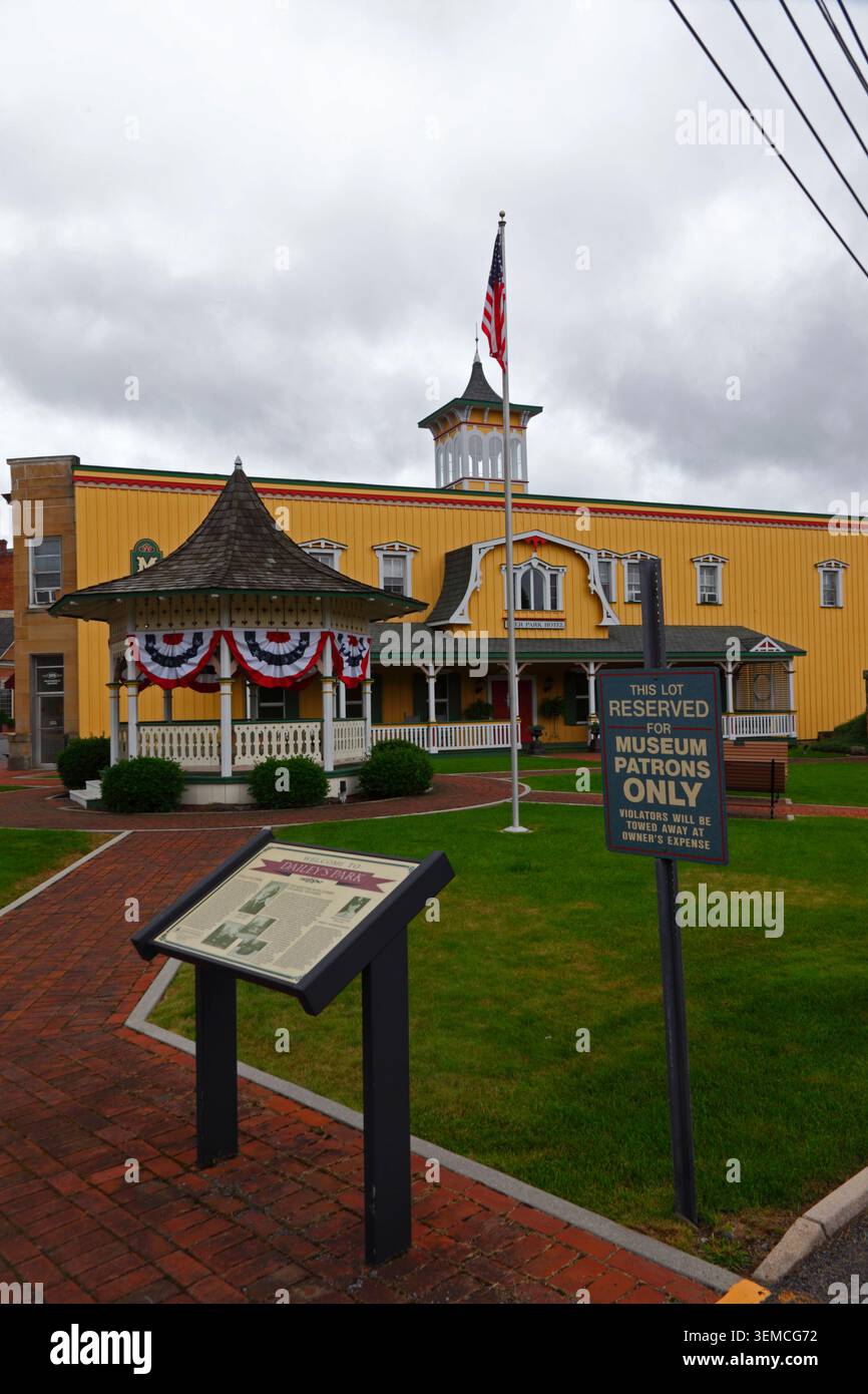 Replica di dimensioni ridotte dell'ex Deer Park Hotel a Dailey's Park, Oakland, Garrett County, Maryland, USA Foto Stock