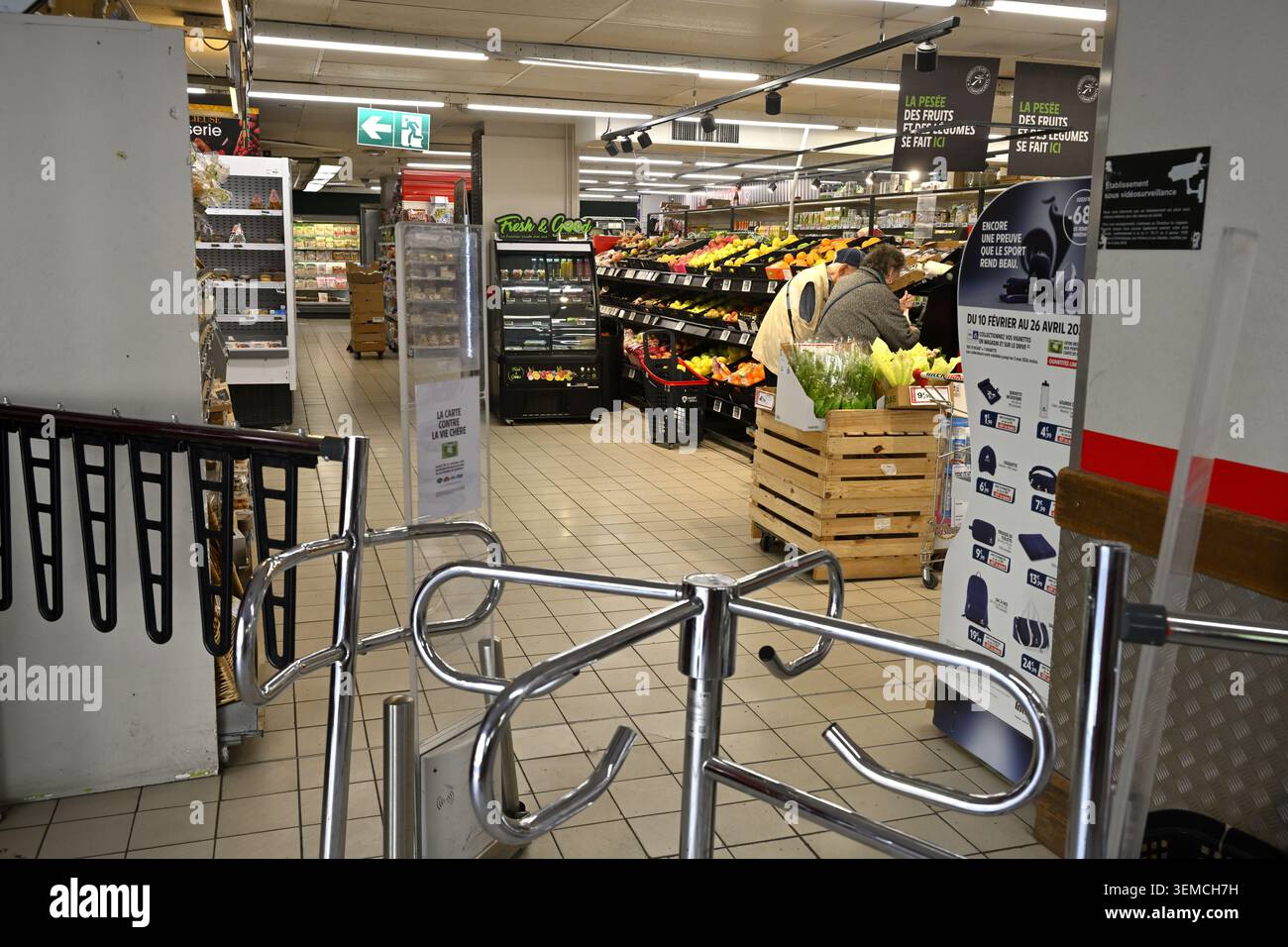 Cassa self-service con il cliente utilizzando lo scanner e selezionando l'articolo da visualizzare con l'apparecchiatura per il pagamento con carta Foto Stock