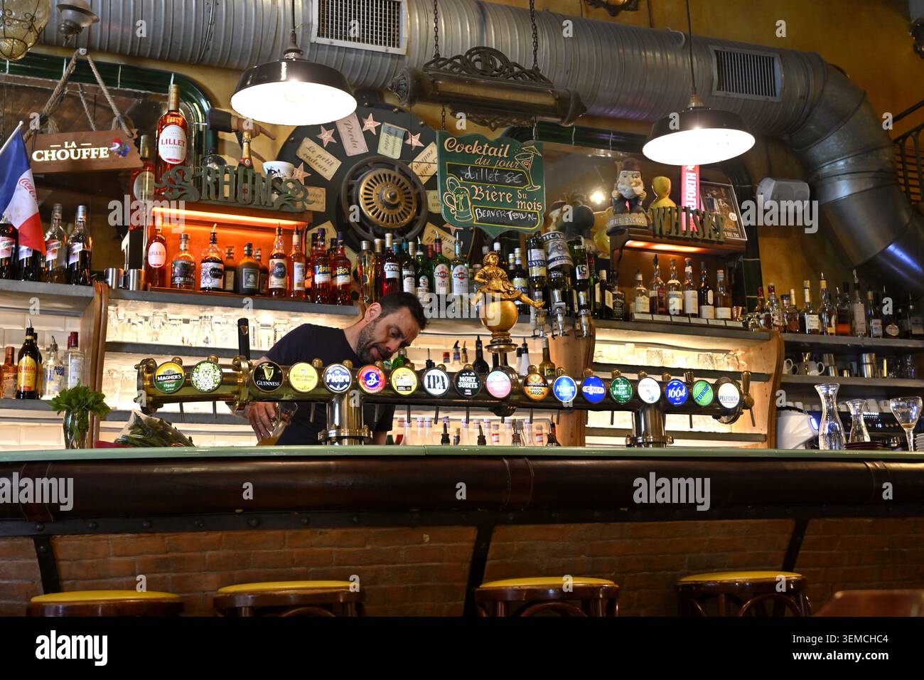 All'interno del bar Les Distilleries Idéales nella città vecchia di Nizza, Francia Foto Stock