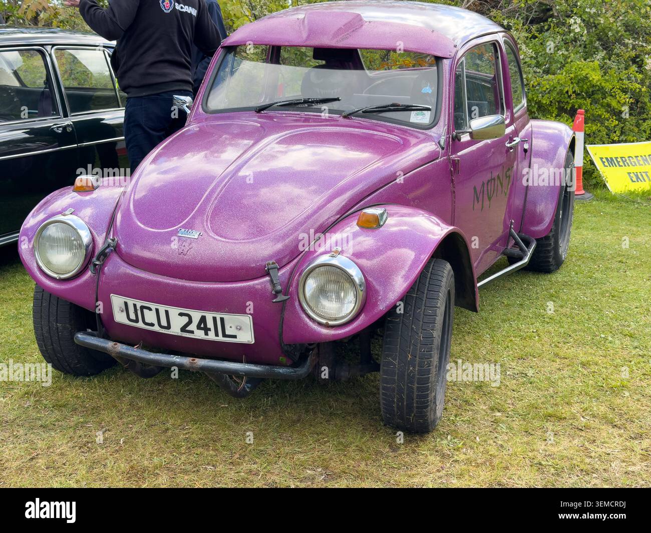 Maggiolino Volkswagen viola personalizzato parcheggiato sull'erba durante una mostra di veicoli all'aperto nel Regno Unito Foto Stock