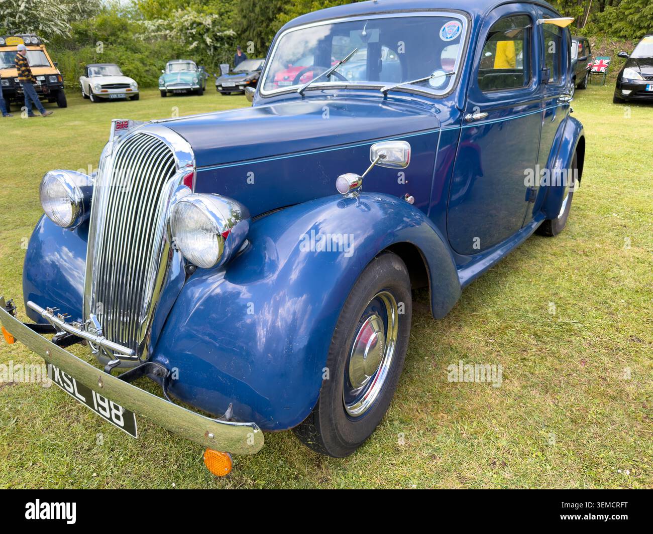 Berlina classica blu 1938 Standard Flying parcheggiata sull'erba durante una mostra di veicoli all'aperto nel Regno Unito Foto Stock