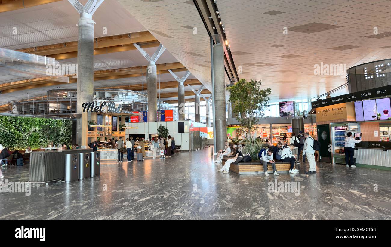 Vista interna del moderno terminal dell'aeroporto gardermoen di oslo, con aree passeggeri e caffetterie - Immagine stock catturata con smartphone