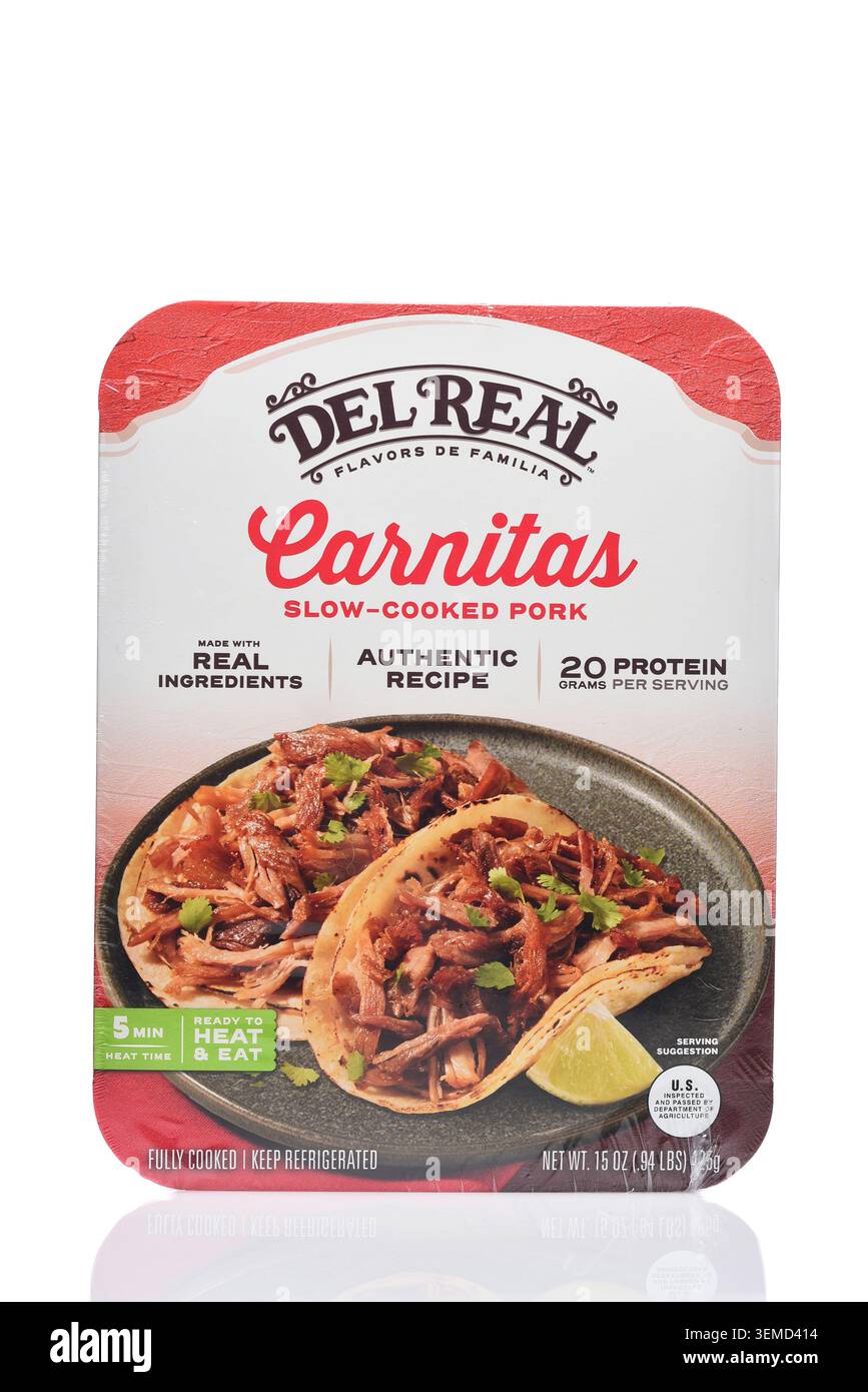 IRVINE, CALIFORNIA - 5 GIUGNO 2026: Un pacchetto di Carnitas del Rey, carne di maiale cotta a cottura lenta. Foto Stock