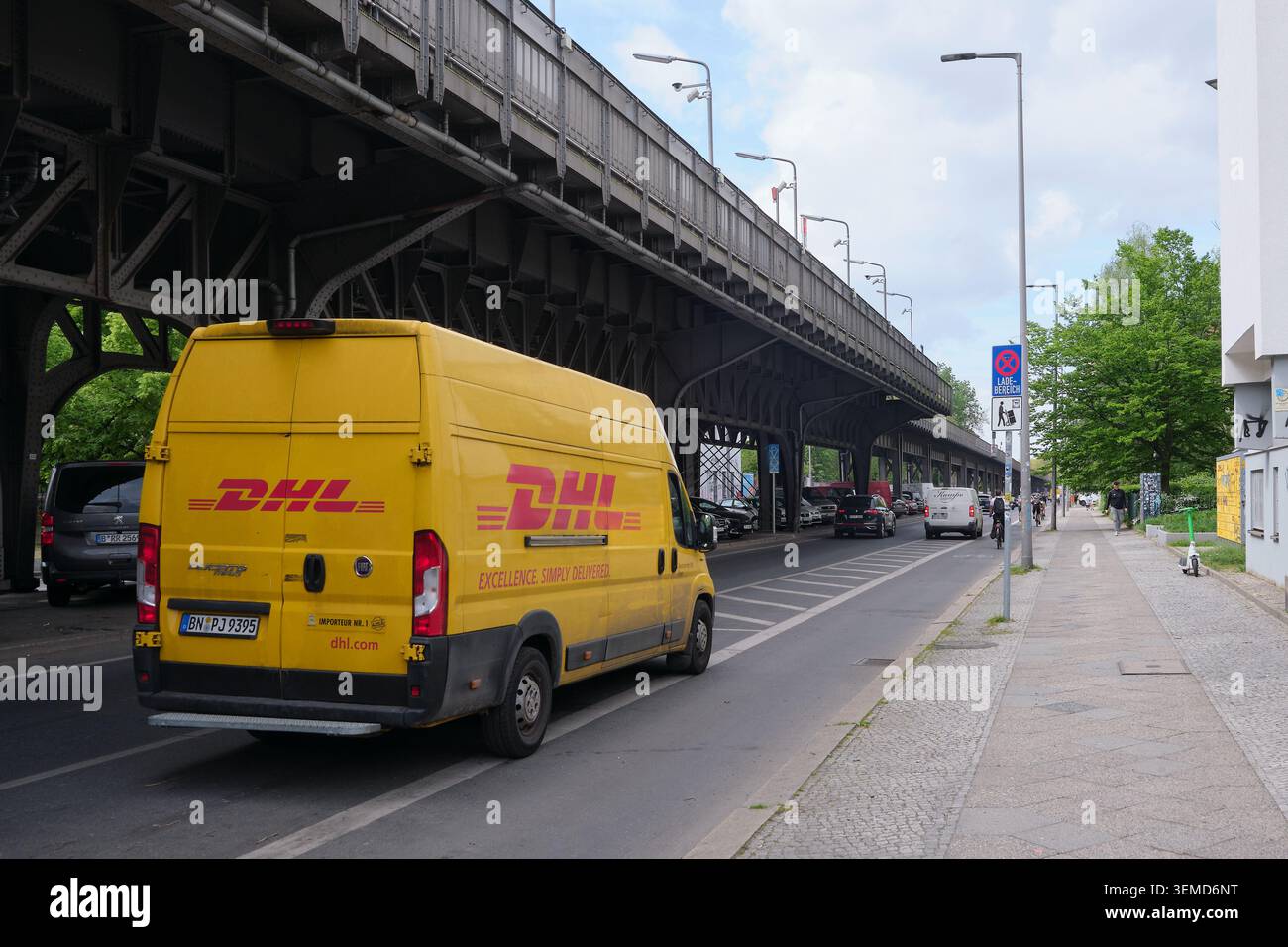 Berlino, Germania, 4 maggio 2026, DHL van nella zona di carico sulla Gitschiner B Strasse Foto Stock