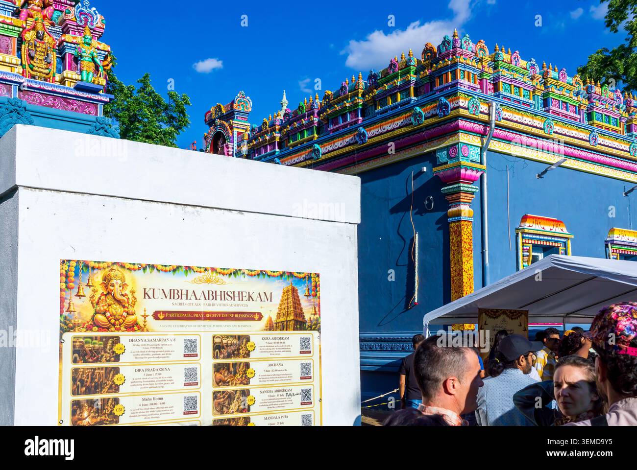 I visitatori si riuniscono presso il nuovo tempio indù di Sri Ganesha durante il festival di inaugurazione di più giorni, Berlin-Neukölln, Germania. Foto Stock