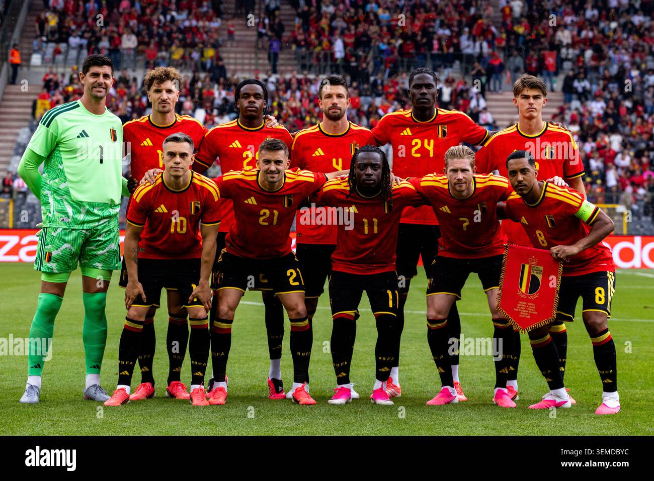 BRUXELLES, BELGIO - 6 GIUGNO: gli undici di partenza del Belgio con il portiere belga Thibaut Courtois, Thomas Meunier del Belgio, Nathan Ngoy del Belgio, Brandon Mechele del Belgio, Amadou Onana del Belgio, Charles De Ketelaere del Belgio, Leandro Trossard del Belgio, Timothy Castagne del Belgio, Jeremy Doku del Belgio, Kevin De Bruyne del Belgio e Youri Tielemans del Belgio, per una partita amichevole del Belgio al 6 giugno 2026 al Baudouon in Belgio. (Foto di Rene Nijhuis) Foto Stock