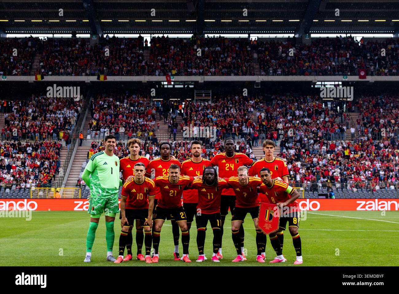 BRUXELLES, BELGIO - 6 GIUGNO: gli undici di partenza del Belgio con il portiere belga Thibaut Courtois, Thomas Meunier del Belgio, Nathan Ngoy del Belgio, Brandon Mechele del Belgio, Amadou Onana del Belgio, Charles De Ketelaere del Belgio, Leandro Trossard del Belgio, Timothy Castagne del Belgio, Jeremy Doku del Belgio, Kevin De Bruyne del Belgio e Youri Tielemans del Belgio, per una partita amichevole del Belgio al 6 giugno 2026 al Baudouon in Belgio. (Foto di Rene Nijhuis) Foto Stock