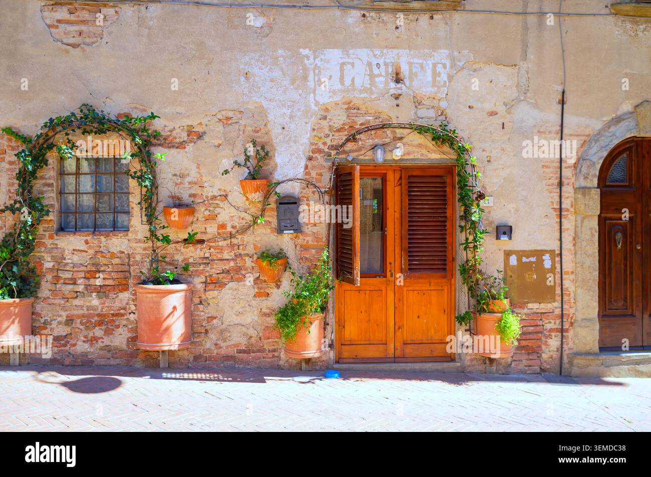 Facciata di una vecchia casa a Certaldo alto (villaggio toscano, Italia). Immagine a colori Foto Stock