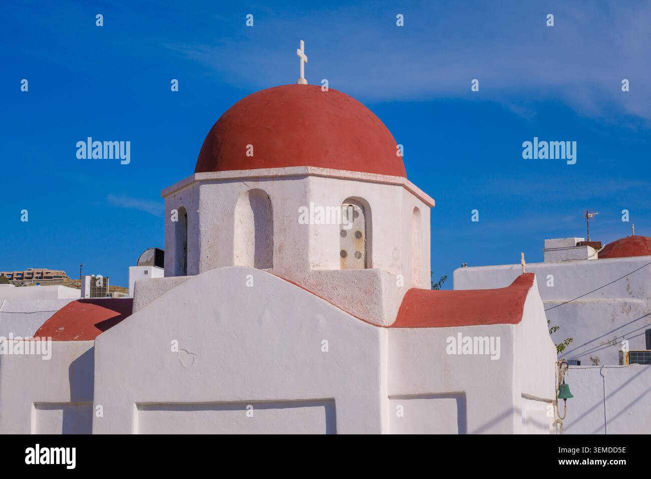 Chiesa di San Nicola di Agera con cupola rossa e pareti dipinte di bianco a Mykonos, mykonos, grecia Foto Stock