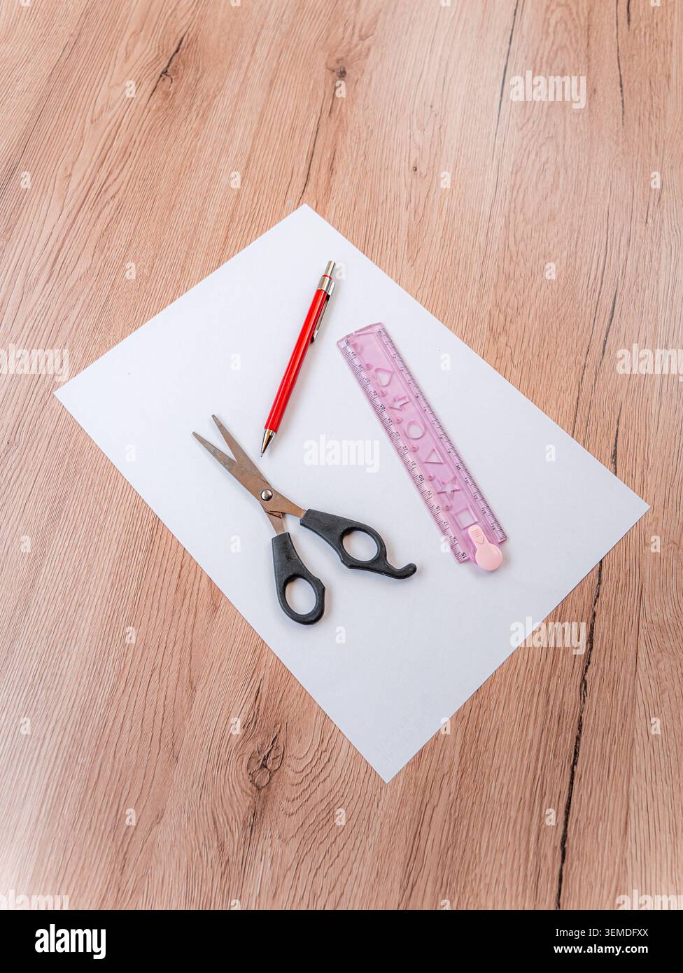 Carta bianca con strumenti da disegno su un tavolo in legno Foto Stock