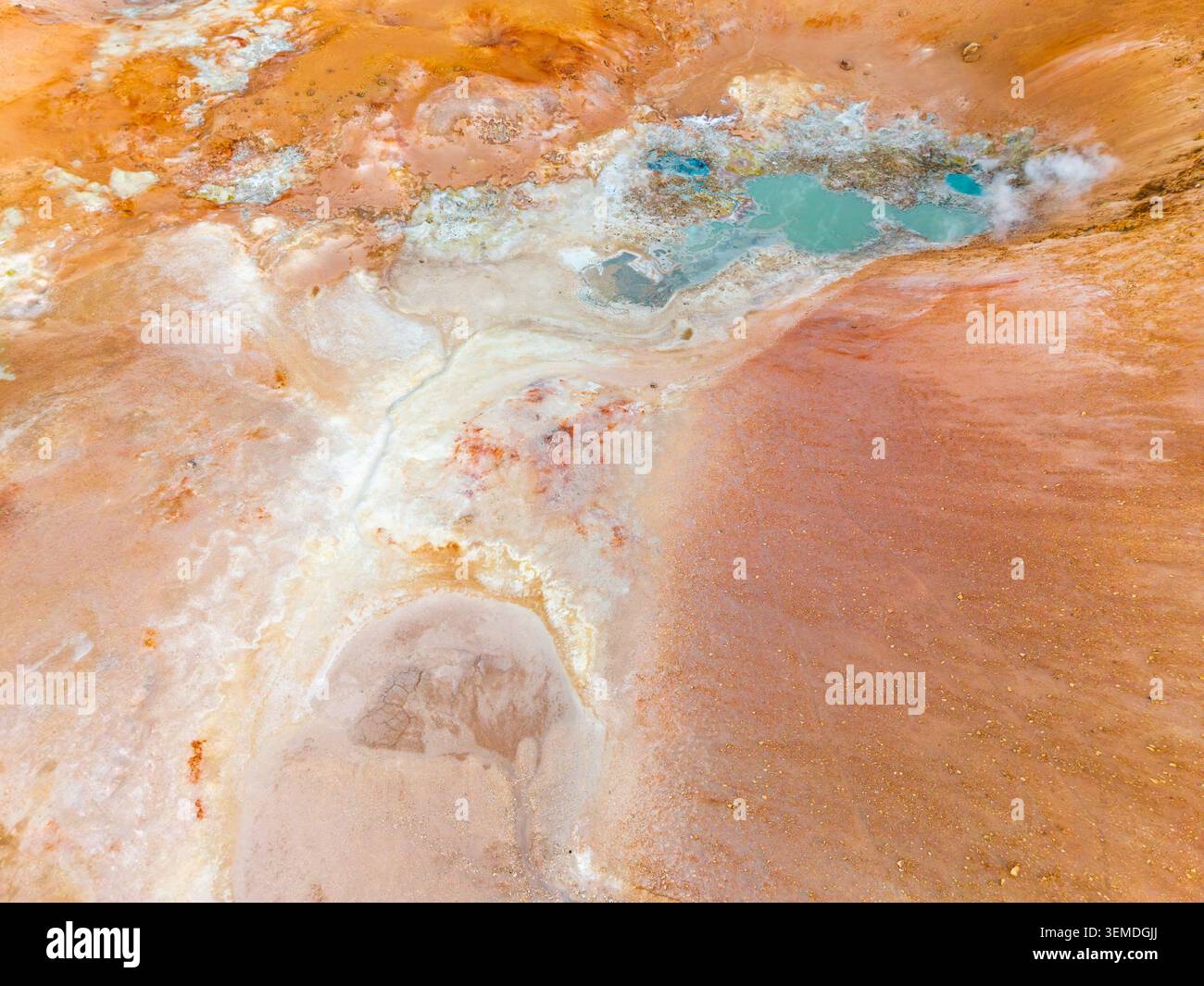 Vista aerea dei diffusori di vapore geotermici nei geyser Sol de Mañana, che creano uno sfondo vulcanico astratto nella fauna andina di Eduardo Avaroa National R. Foto Stock