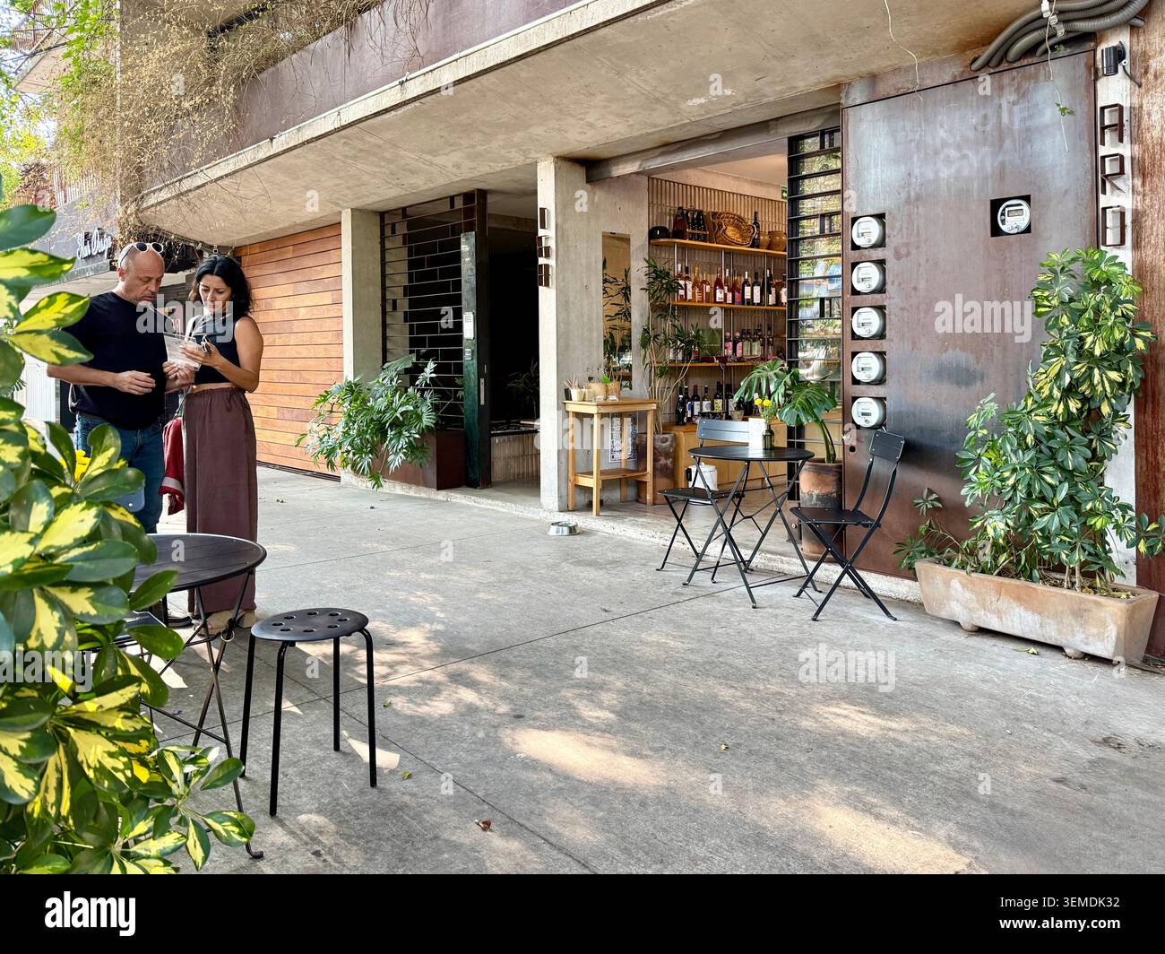 Le persone si trovano fuori da un elegante caffè del quartiere con posti a sedere all'aperto a Roma Norte, città del Messico, Messico. Foto Stock