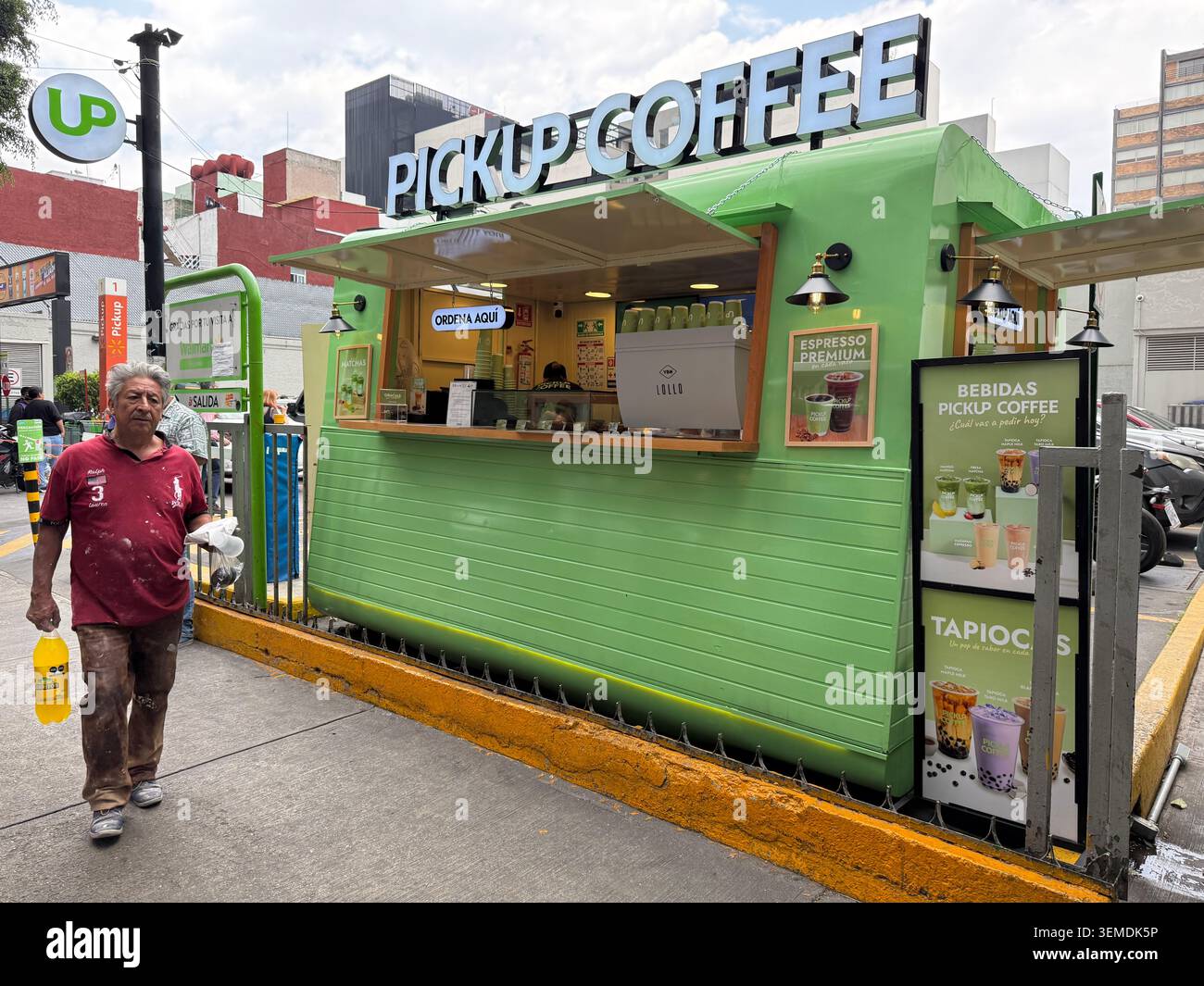 Un chiosco di caffè verde su un marciapiede a Condesa, città del Messico, che riflette la crescita della cultura del caffè da asporto e del commercio urbano in Messico Foto Stock