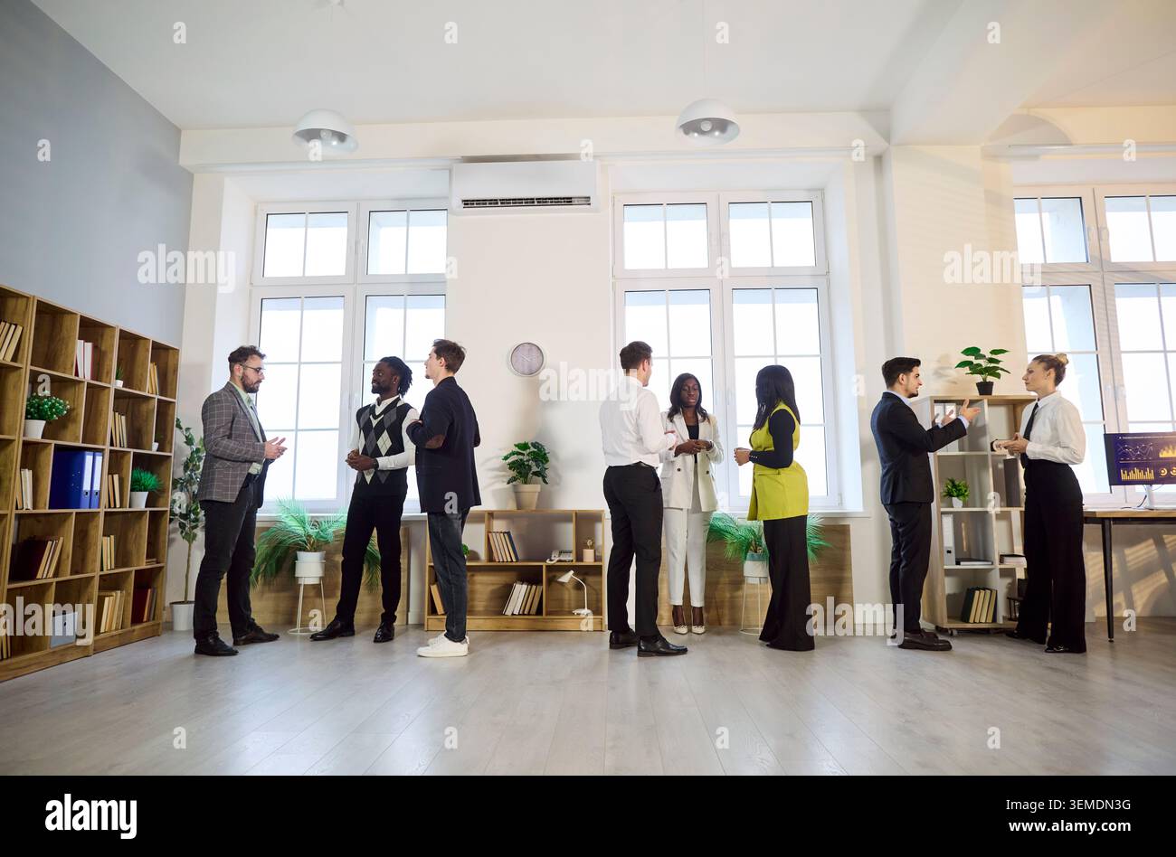 Colleghi in contatto con il team di startup in un ufficio spazioso e moderno Foto Stock