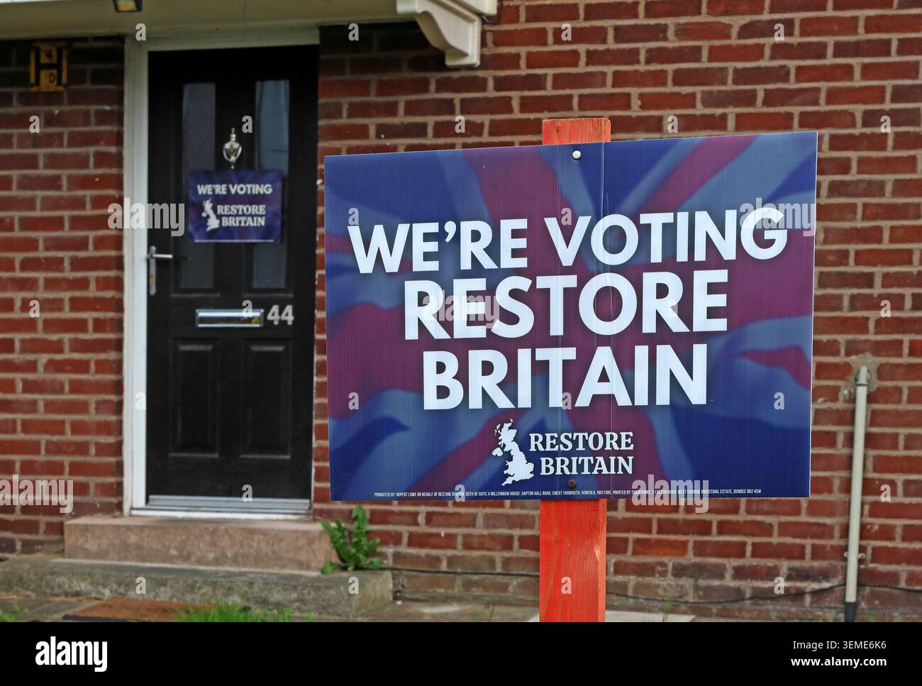 Stavano votando Restore Britain, Rupert Lowe, Restore Britain Makerfield materiale per la campagna elettorale suppletiva, candidati di estrema destra per gli alloggi Foto Stock