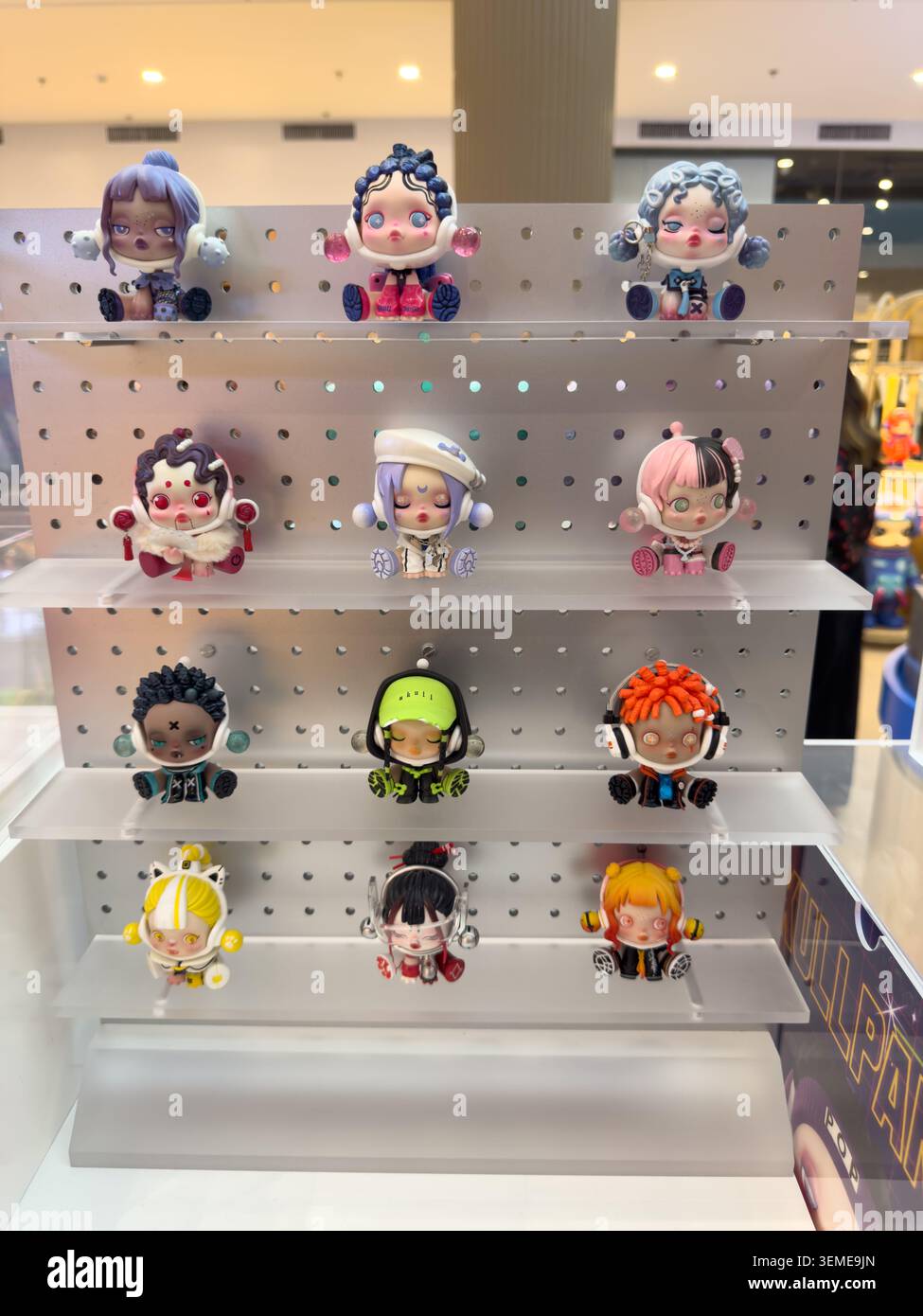 Uno stand espositivo presso il negozio POP MART DI Ayala Cebu, pieno di una collezione completa di dodici distinti personaggi cyberpunk SKULLPANDA City of night. - Immagine stock catturata con smartphone