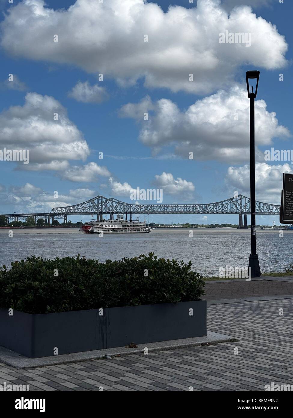 Vista del ponte Crescent City Connection sul fiume Mississippi dal lungofiume del quartiere francese di New Orleans, Louisiana, Stati Uniti. - Immagine stock catturata con smartphone