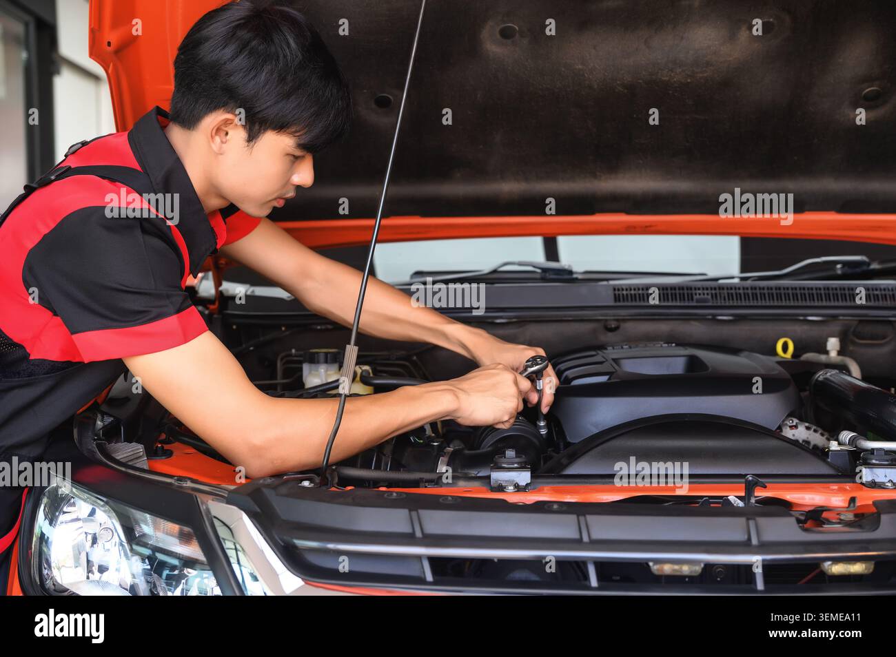 Manutenzione e riparazione auto, servizio di manutenzione auto esperto, meccanico che lavora sul motore della vettura nel garage, mantenere il veicolo in ottima forma, affidabile Foto Stock