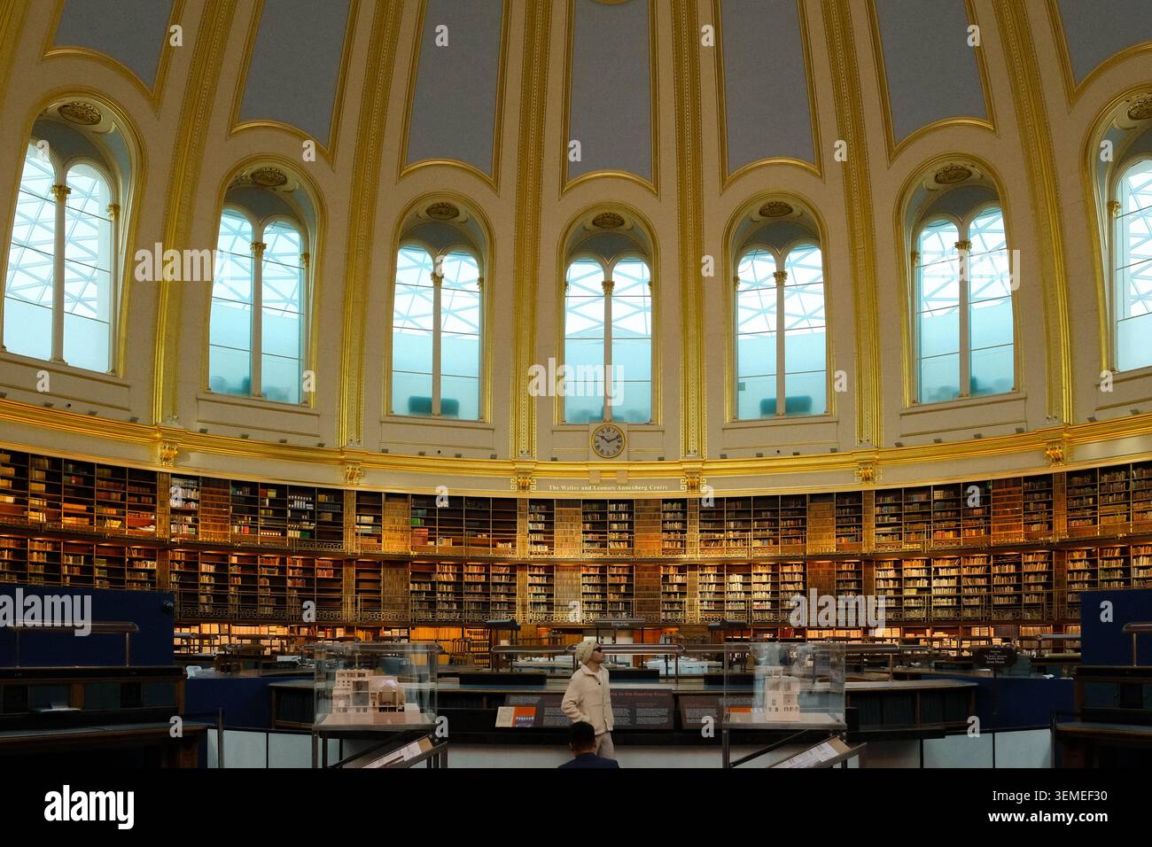 Sala lettura circolare, Wenlock and Leonore Annenberg Centre, British Museum, Bloomsbury, Londra, con visitatori, gennaio 2025. Foto Stock