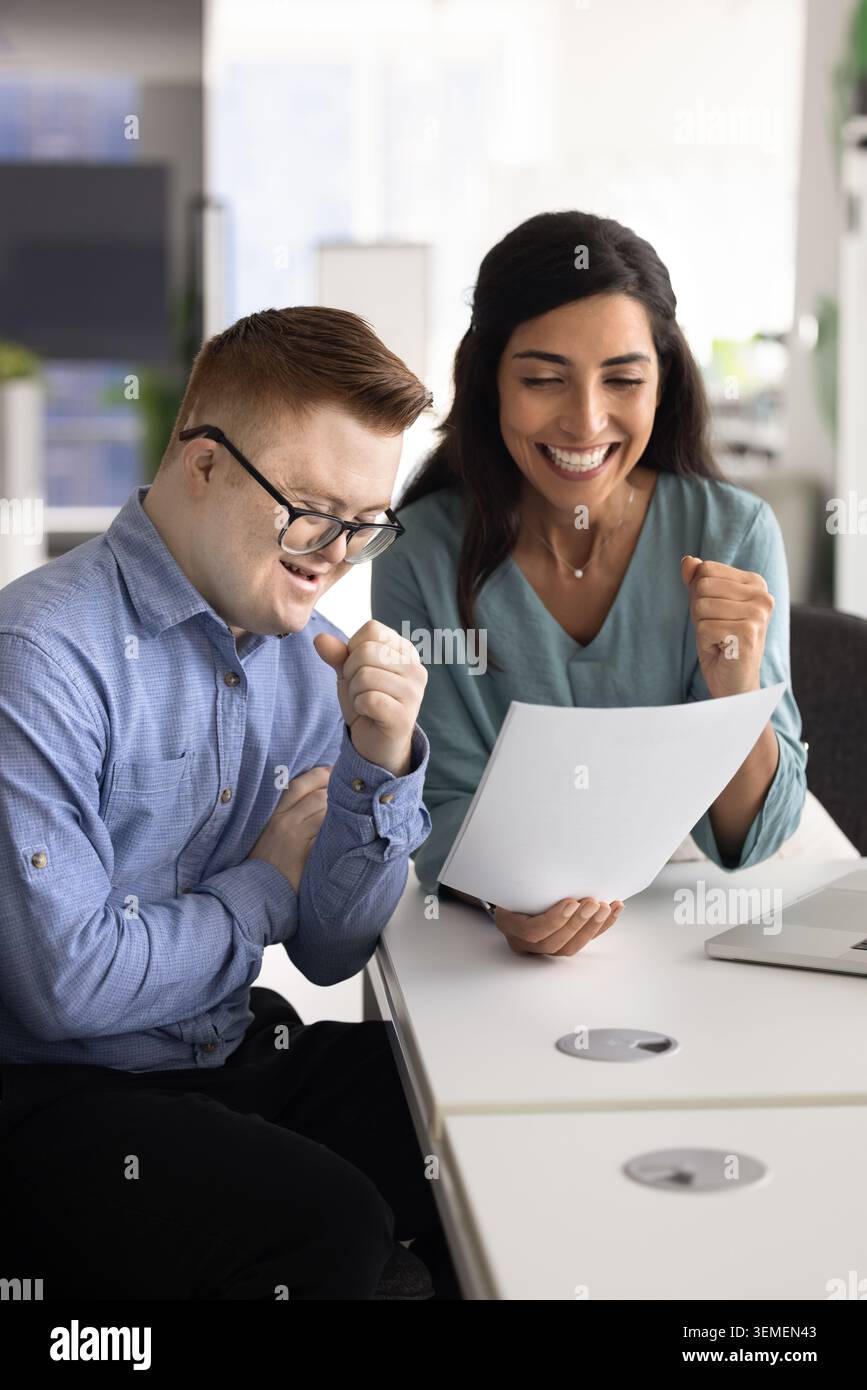 Felice compagni di squadra diversi, celebrando il successo congiunto e le pari opportunità in carica Foto Stock