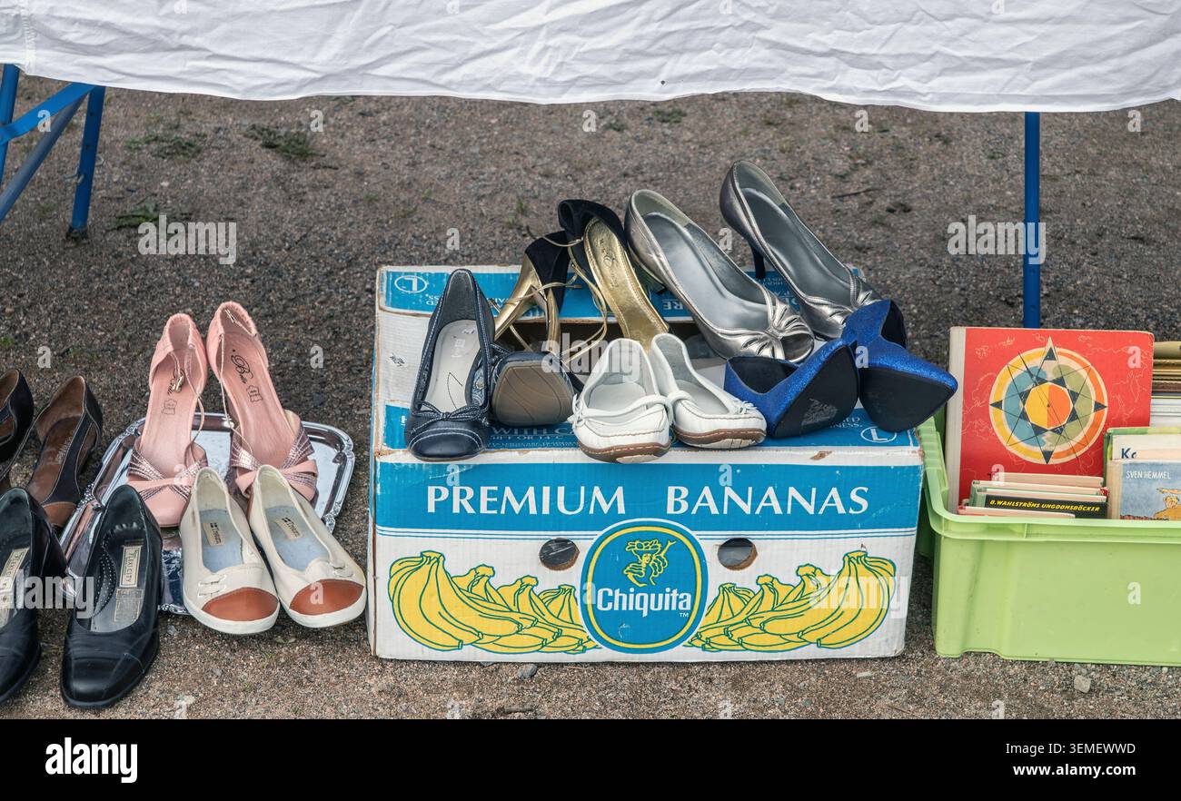 Mercato delle pulci "vendita di tronchi" sul campo di sabbia a MalmkÃ¶ping Foto Stock