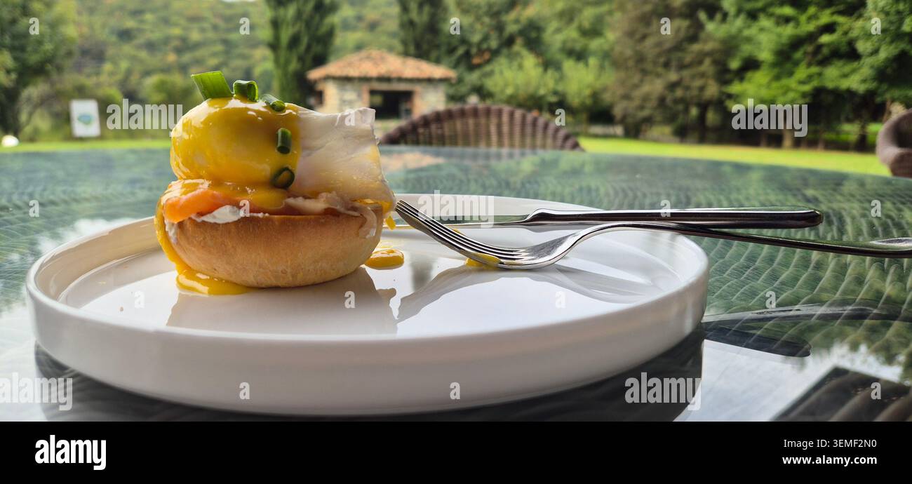 Deliziosa colazione a base di uova Benedict su pane tostato con verdure fresche. - Immagine stock catturata con smartphone
