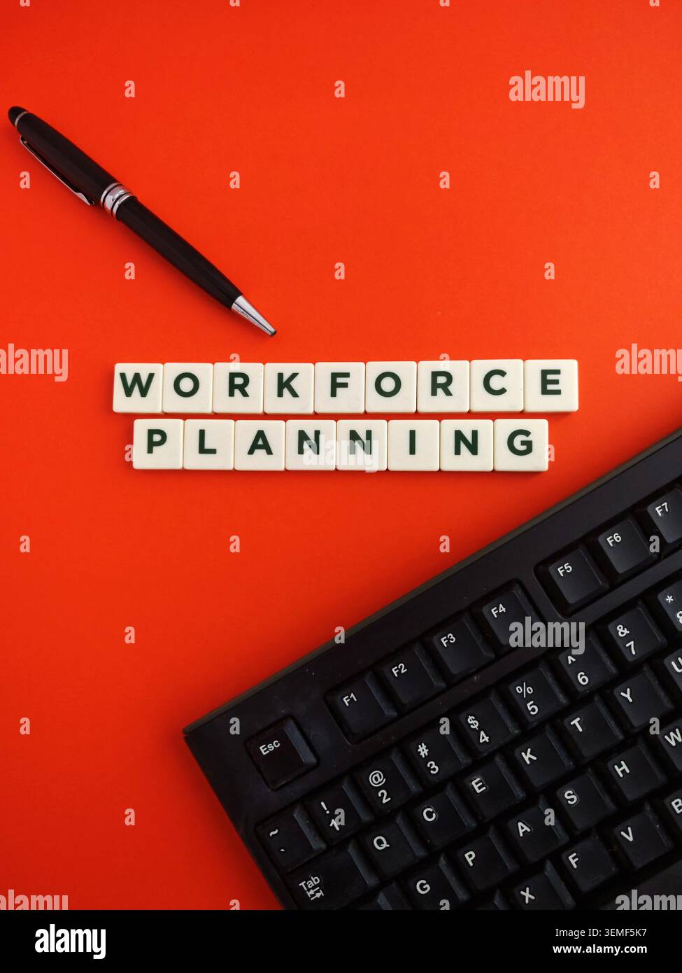 Riquadri, penne e tastiere di pianificazione della forza lavoro che illustrano la strategia delle risorse umane Foto Stock