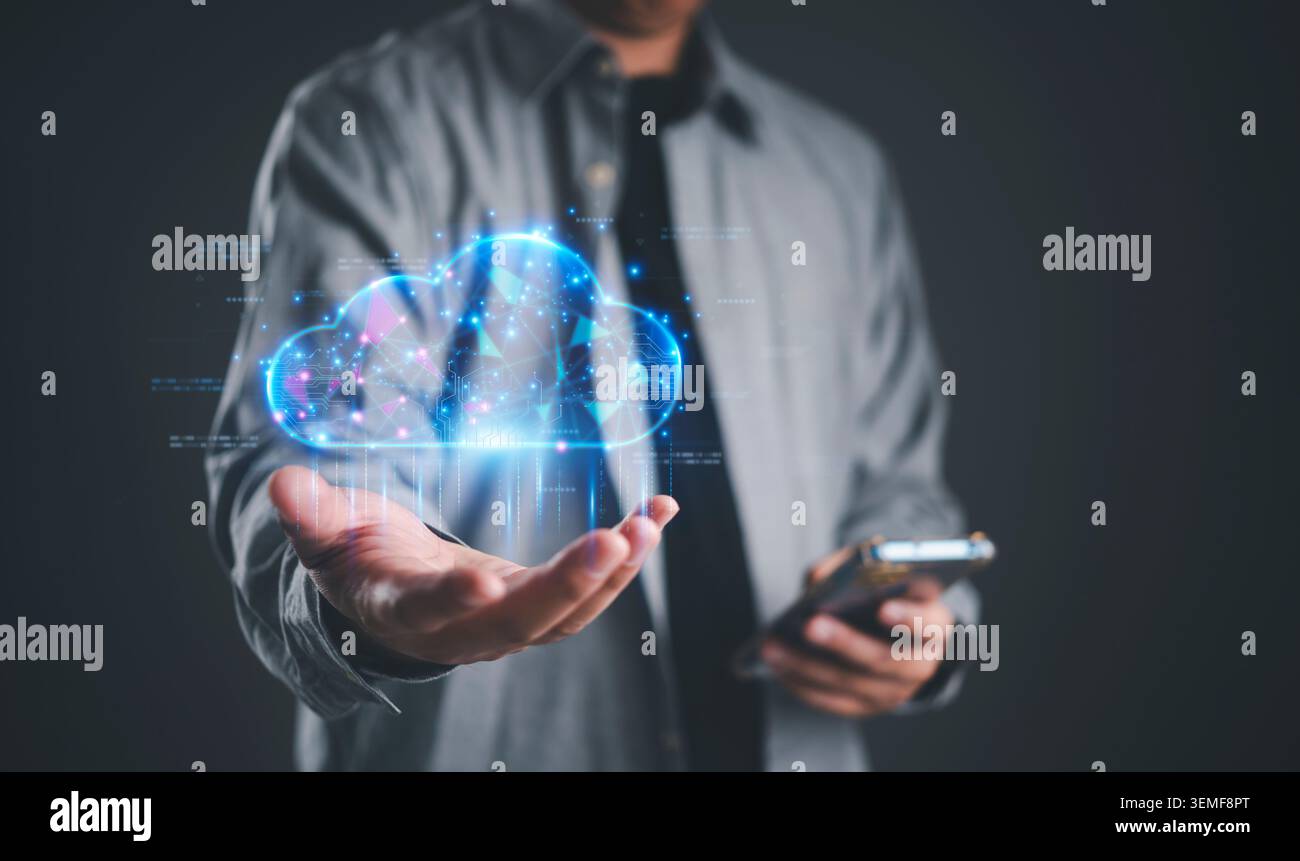 Uomo d'affari che possiede uno smartphone con ologramma di cloud computing virtuale. Connessione di rete globale, sicurezza dello storage dei dati e trasformazione digitale Foto Stock