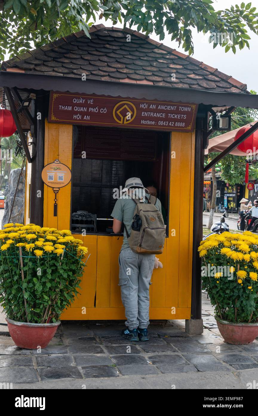 Ci sono diversi chioschi a lato della strada per i visitatori che possono acquistare i biglietti d'ingresso per accedere a siti storici come antiche case, sale riunioni, musei, Foto Stock