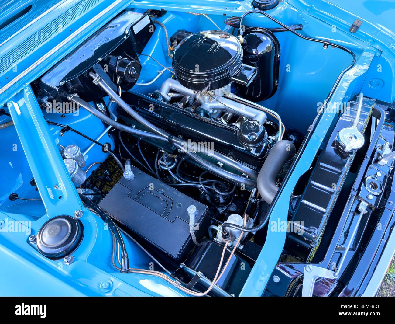 1961 Ford Zodiac classica berlina britannica con cofano vano motore blu - Immagine stock catturata con smartphone