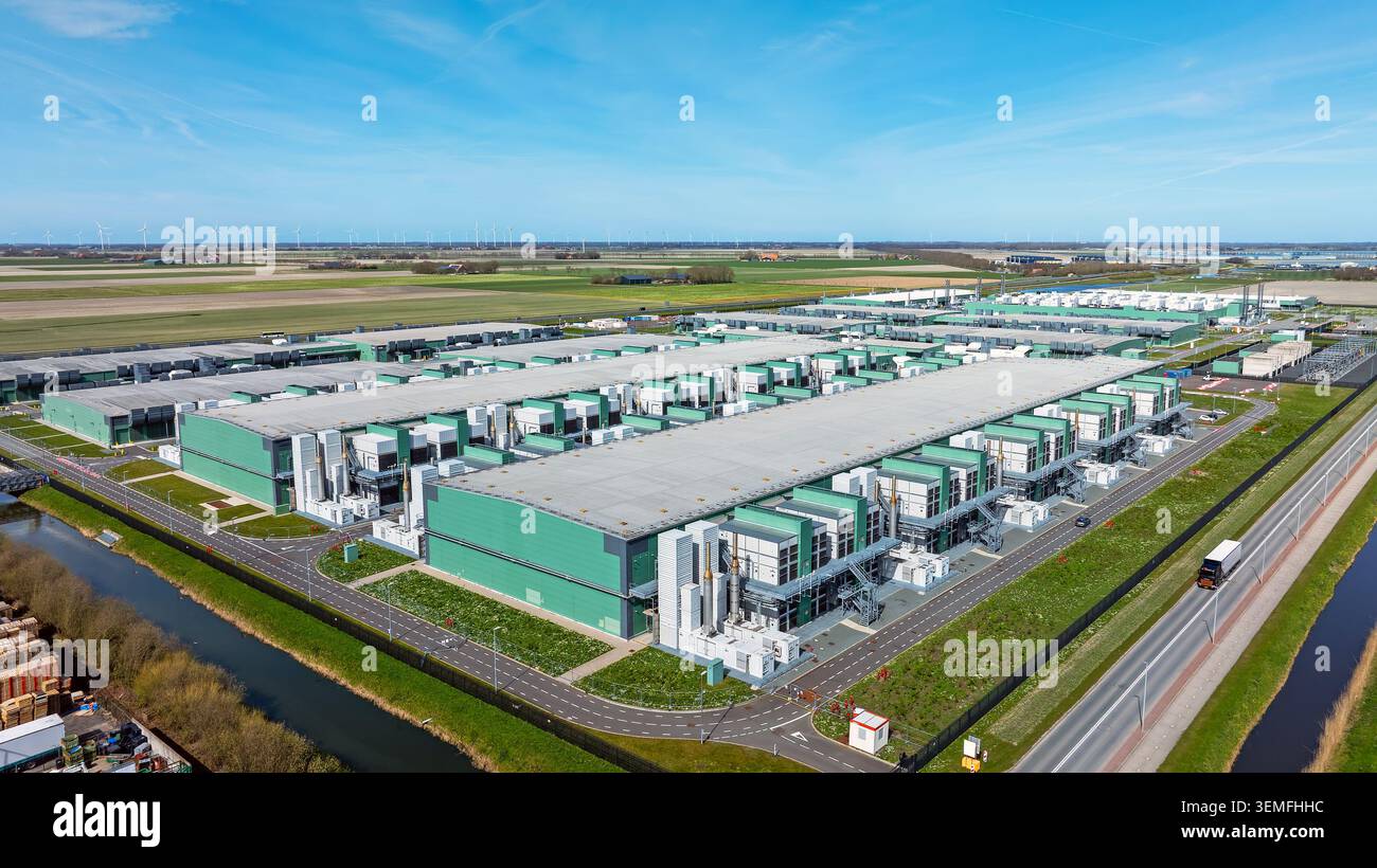 Grande complesso di data center in un paesaggio rurale in Europa Foto Stock