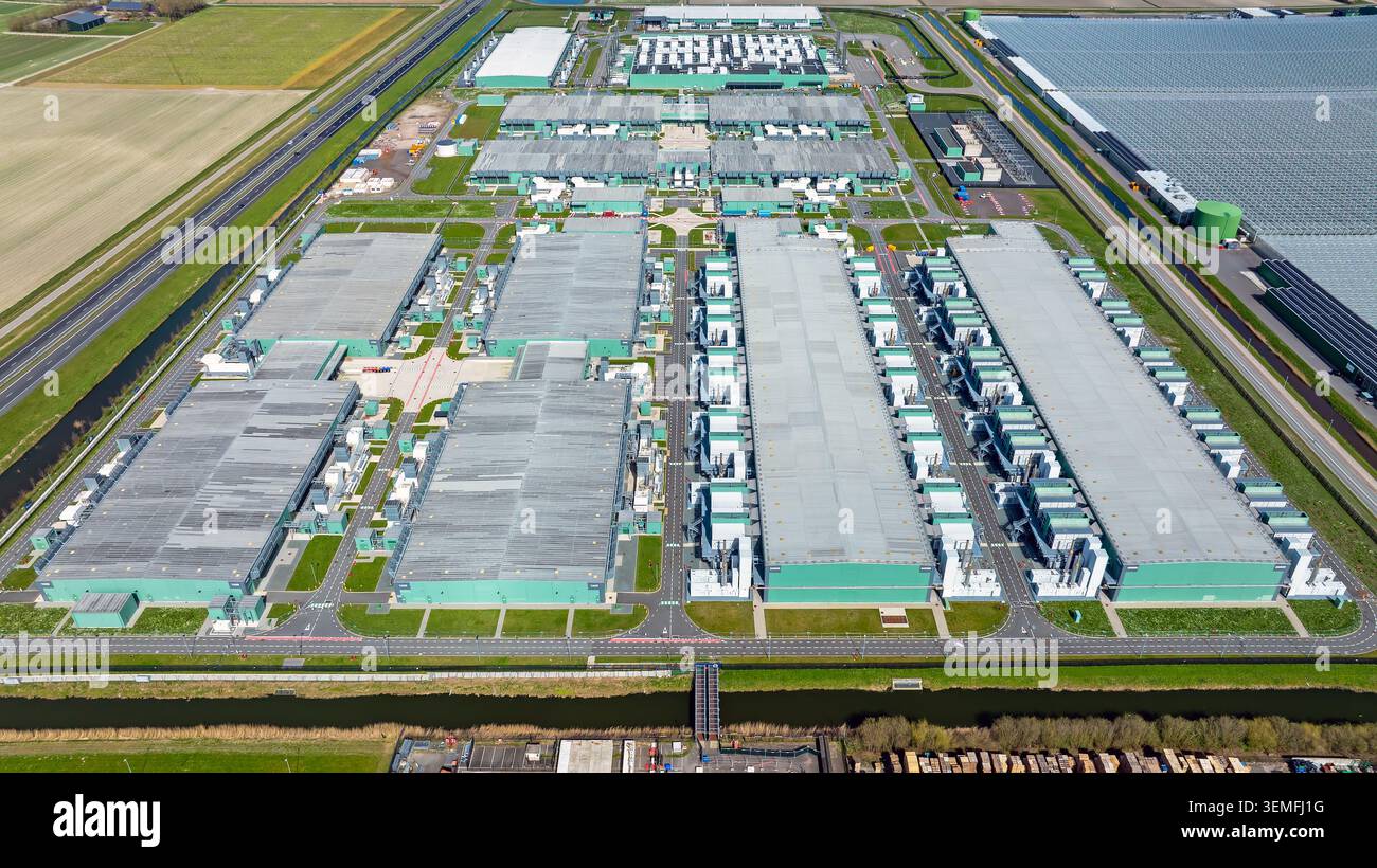 Vista dall'alto di un grande complesso di data center in un paesaggio rurale in Europa Foto Stock