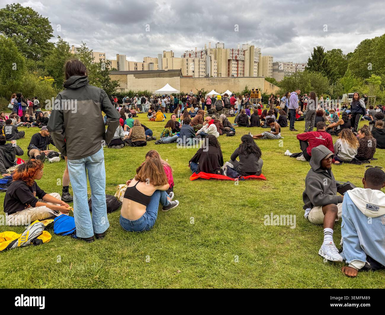 La Courneuve, Francia, grande folla giovani al Suburban Pride, 'Pride des Banlieues', relax dopo marzo, Parco Urbano, Vista grandangolare, seduti Foto Stock
