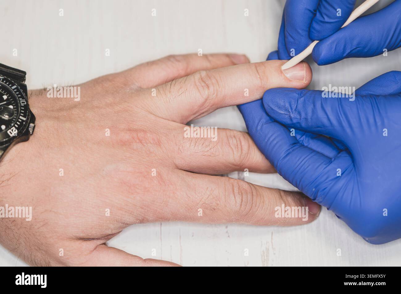 Manicure uomo vicino al salone di bellezza Foto Stock