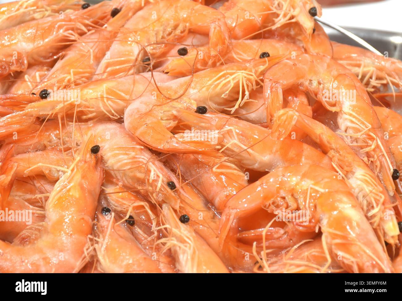ingredienti di gamberi crudi per condimento alimentare, ghiaccio per conservare freschi i prodotti in bambù al supermercato Foto Stock