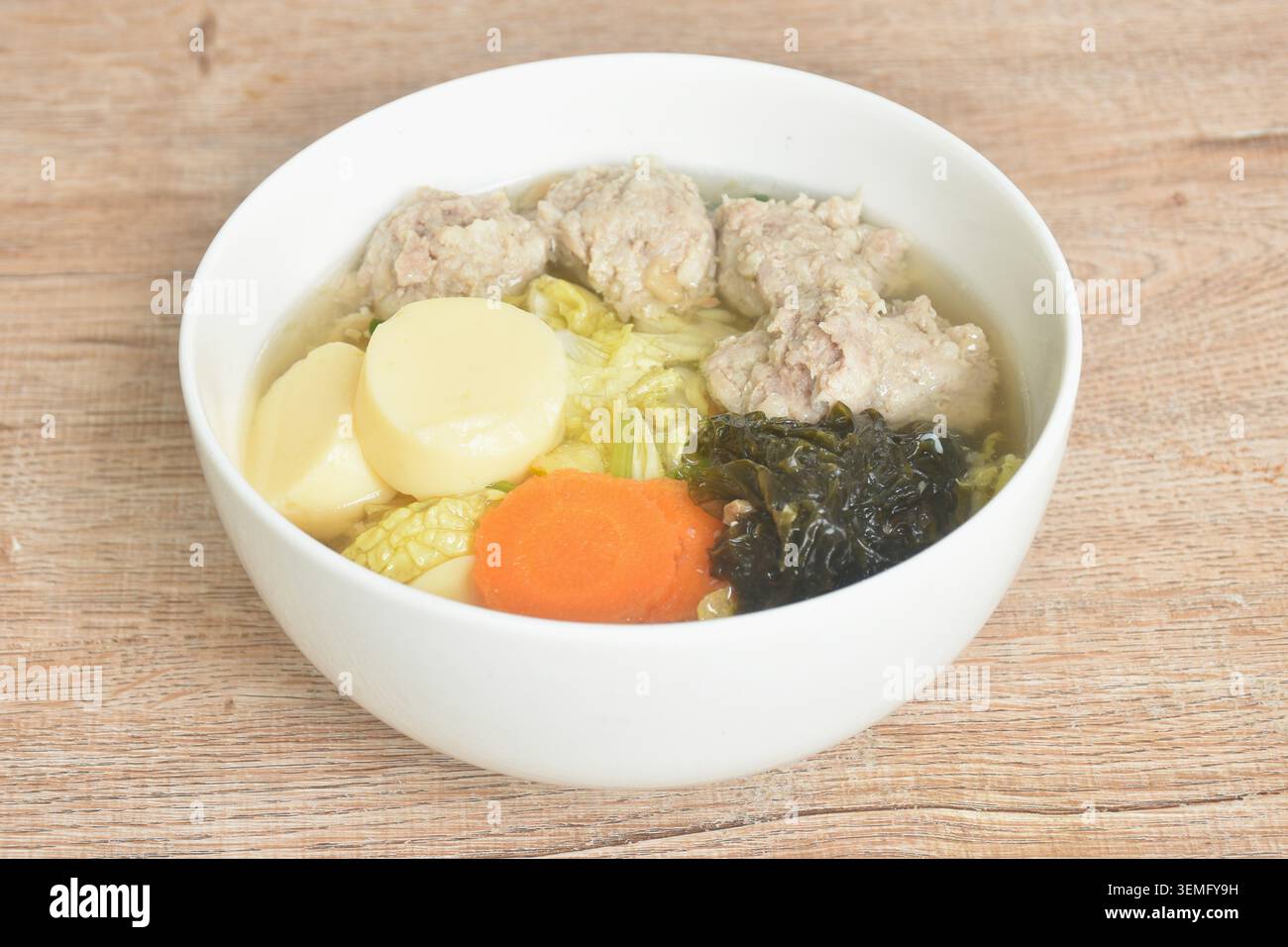 tofu di uova sode con purè di maiale e zuppa di cavolo di coppia con salsa di alghe sul recipiente Foto Stock