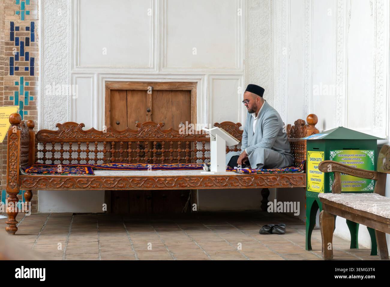 29 ottobre 2023. Samarcanda, Uzbekistan: Un uomo musulmano è seduto su una panchina nel cortile di una moschea per uomini. Un musulmano uzbeko legge il corano Foto Stock