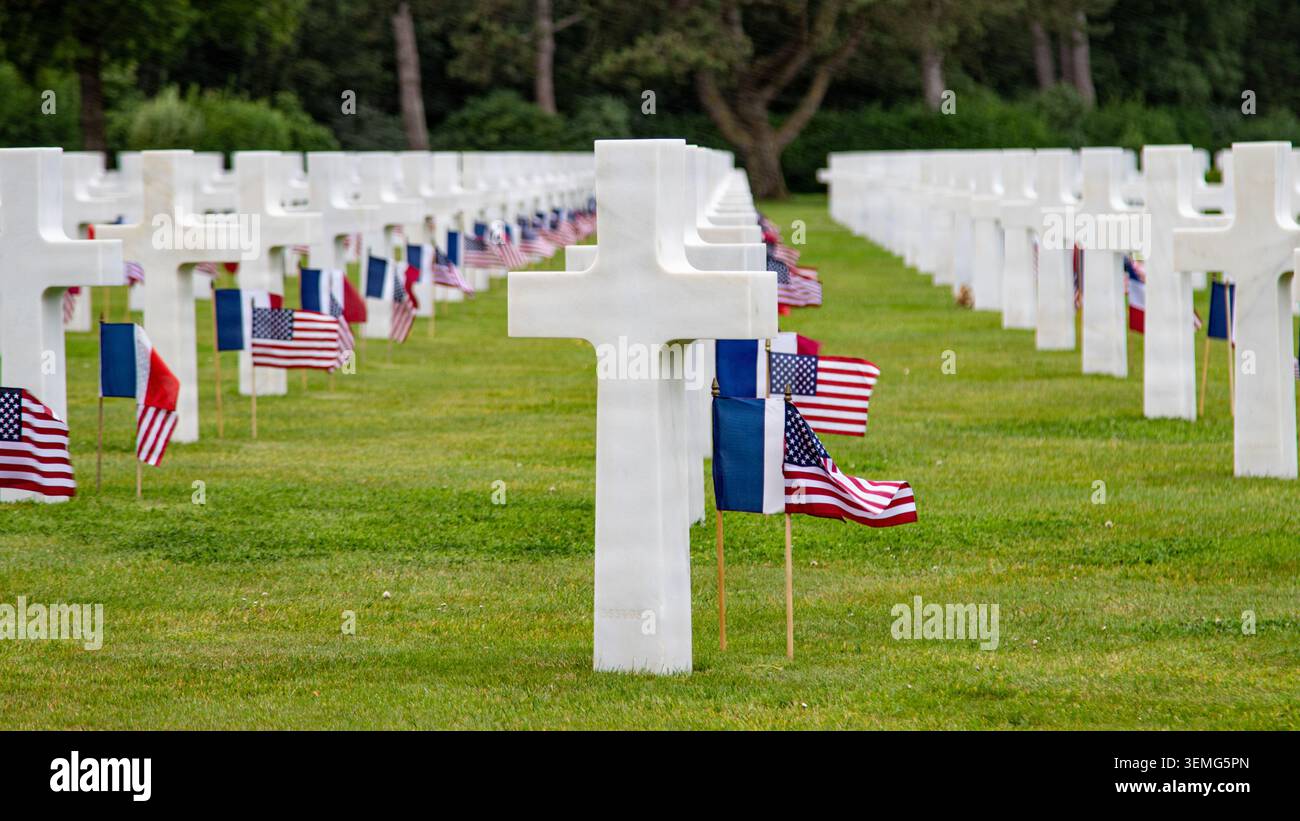 Le bandiere francesi e americane segnano ogni lapide del cimitero americano della Normandia dopo una rievocazione di massa dei membri del servizio militare degli Stati Uniti durante il D-Day 82 c Foto Stock