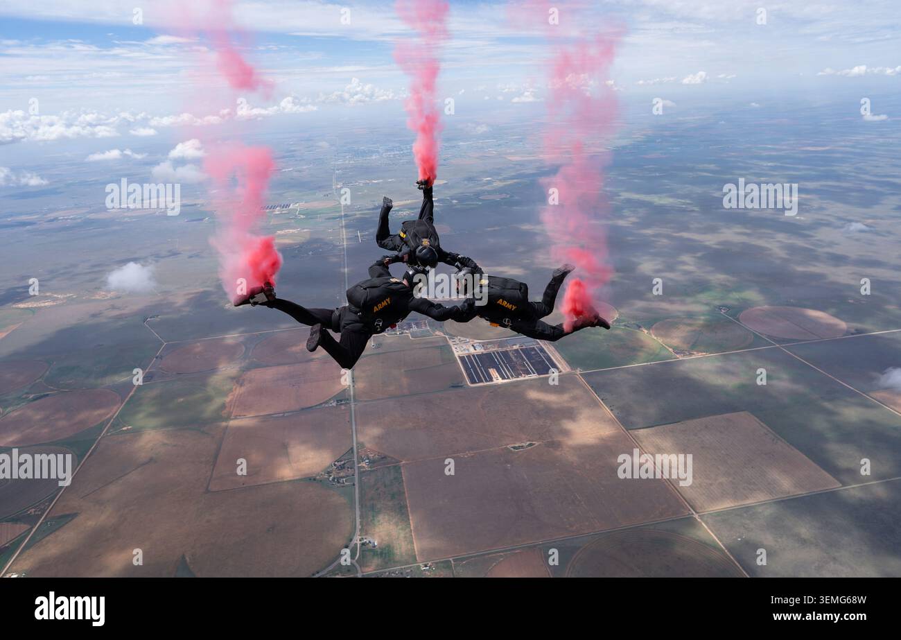 Il Sgt. 1st Class Justin Brenner, il Sgt. 1st Class Josh Evans e il Sgt. Staff Eric Wood volano in una formazione di caduta libera al Wings Over Cannon Airshow Over Cann Foto Stock