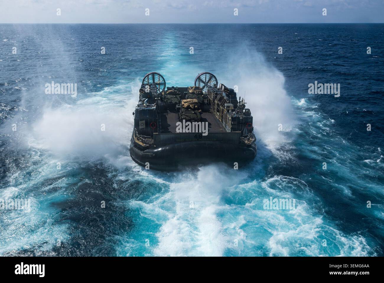 Mezzi da sbarco della Marina degli Stati Uniti, cuscino d'aria con unità di assalto 5, sbarcano la nave d'assalto anfibio classe Wasp USS Boxer (LHD 4) durante le operazioni LCAC Foto Stock