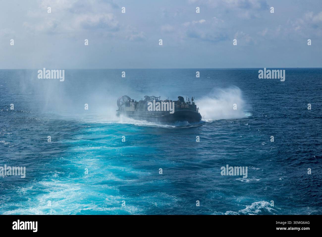 Mezzi da sbarco della Marina degli Stati Uniti, cuscino d'aria con unità 5 di assalto, sbarcano la nave d'assalto anfibia classe Wasp USS Boxer durante la LCAC oper Foto Stock