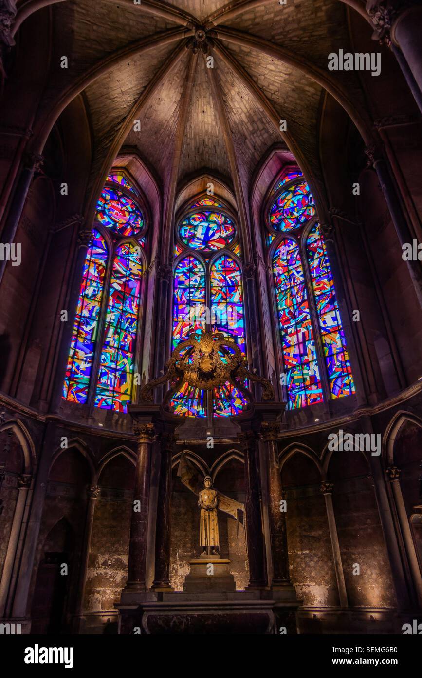 Reims, Francia, 24 maggio 2026. Una fotografia verticale interna cattura la splendida cappella Jeanne d'Arc all'interno della cattedrale di Reims in Francia. Foto Stock