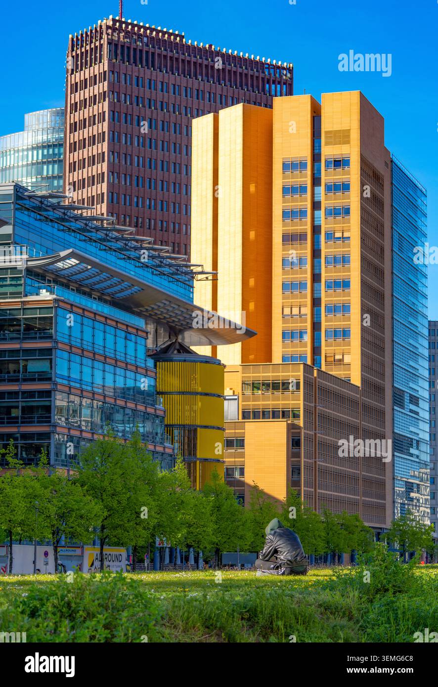 Potsdamer Platz skyline, architettura moderna di Hans Kollhoff, Helmut Jahn e Renzo piano, Berlino, Germania, completato nel 1998. Foto Stock