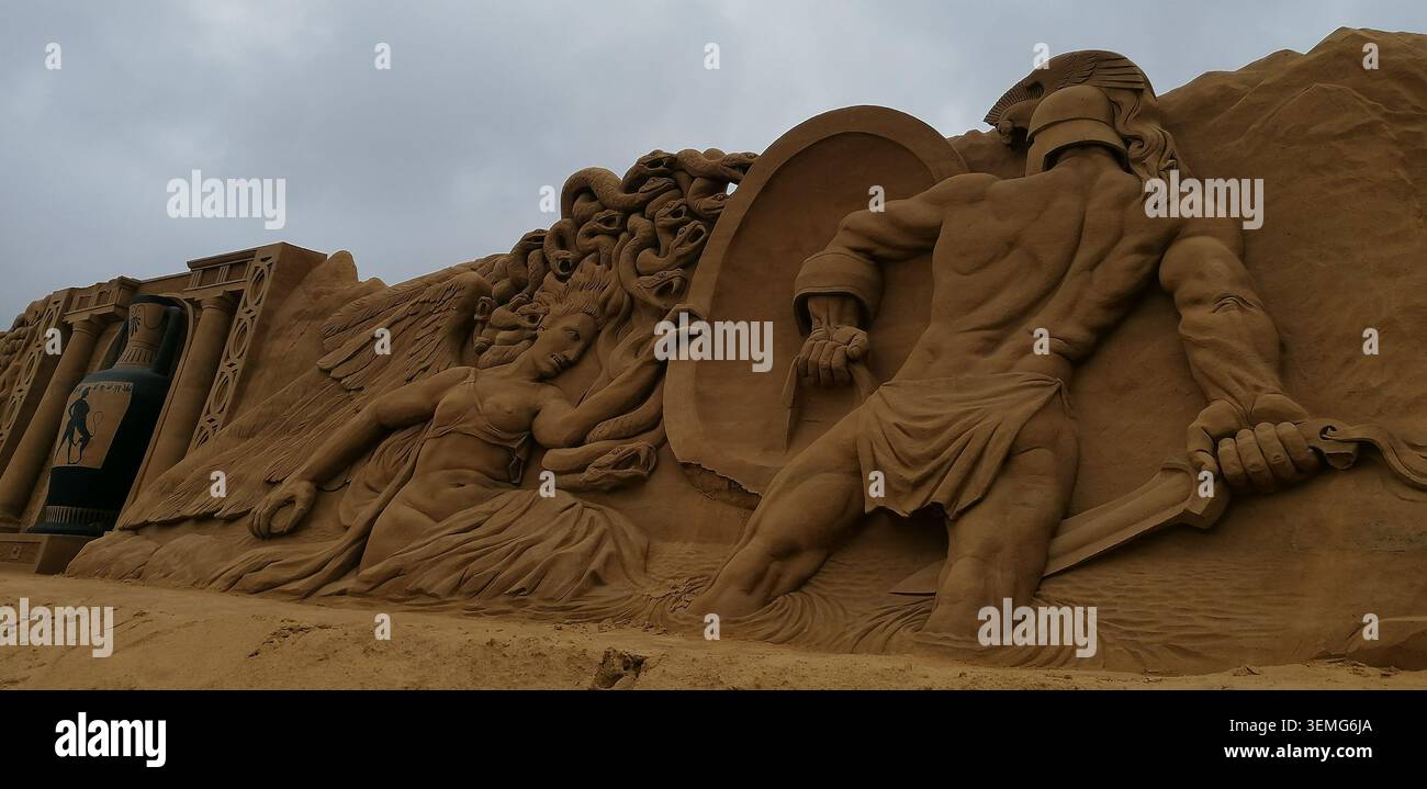 Intricate sculture di sabbia raffiguranti la mitologia greca, Petra e figure leggendarie durante un festival internazionale di arte della sabbia - Immagine stock catturata con smartphone
