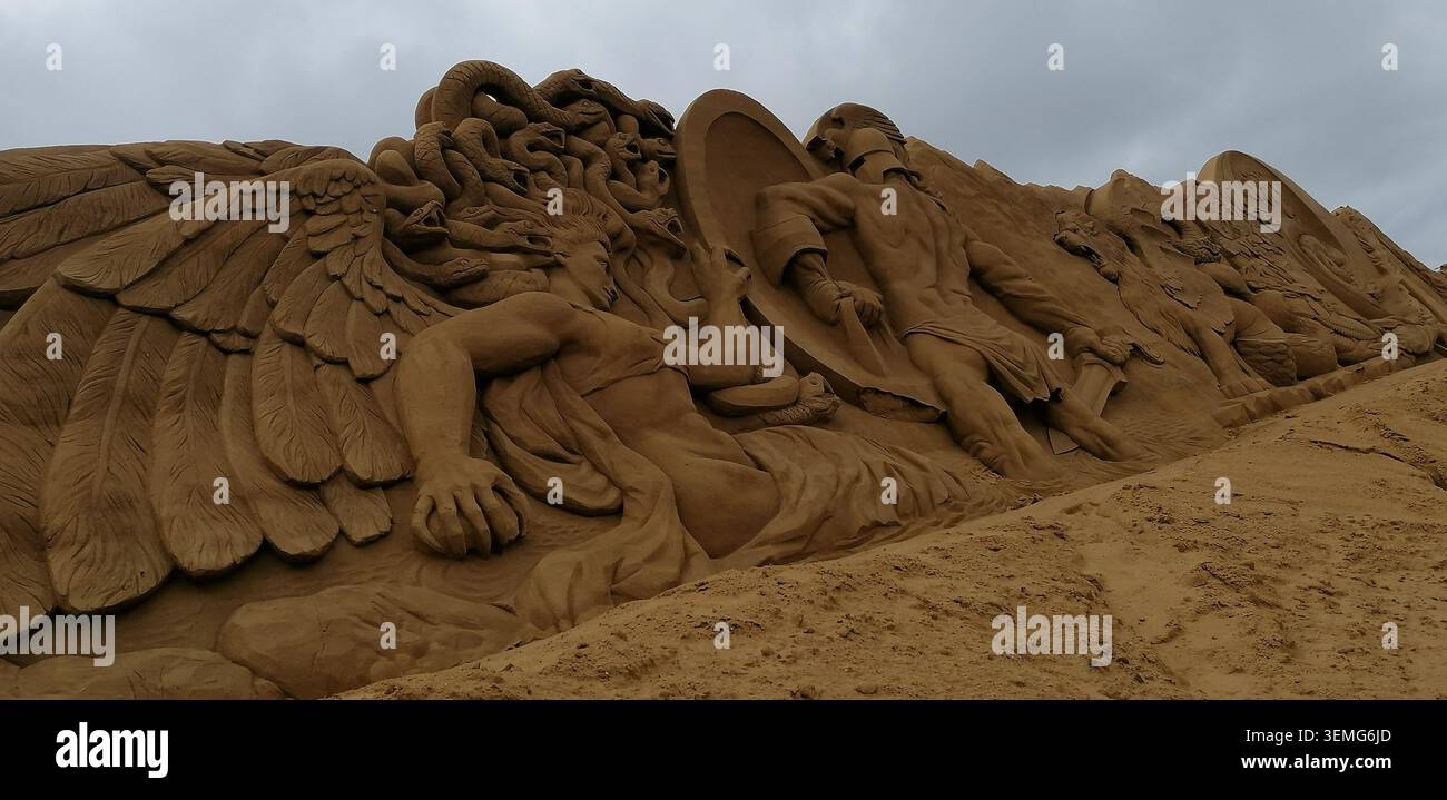 Intricate sculture di sabbia raffiguranti la mitologia greca, Petra e figure leggendarie durante un festival internazionale di arte della sabbia - Immagine stock catturata con smartphone