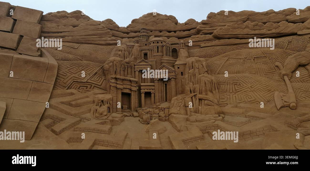 Intricate sculture di sabbia raffiguranti la mitologia greca, Petra e figure leggendarie durante un festival internazionale di arte della sabbia - Immagine stock catturata con smartphone