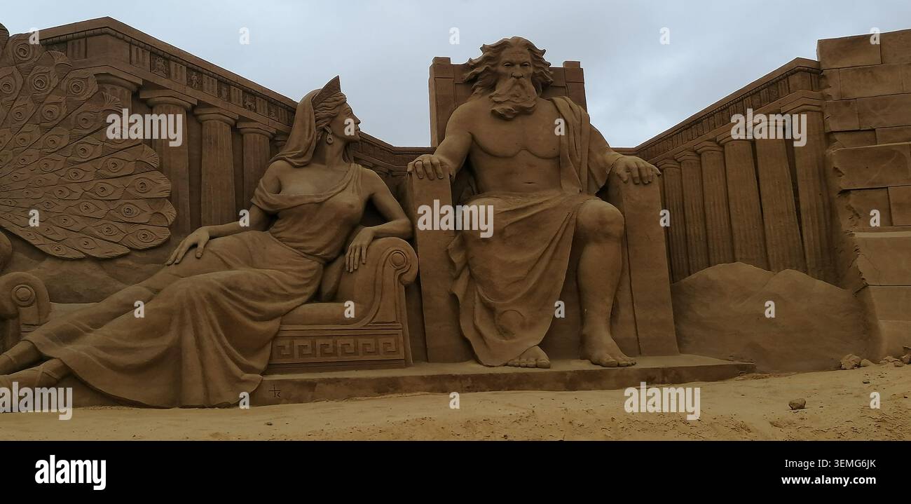 Intricate sculture di sabbia raffiguranti la mitologia greca, Petra e figure leggendarie durante un festival internazionale di arte della sabbia - Immagine stock catturata con smartphone
