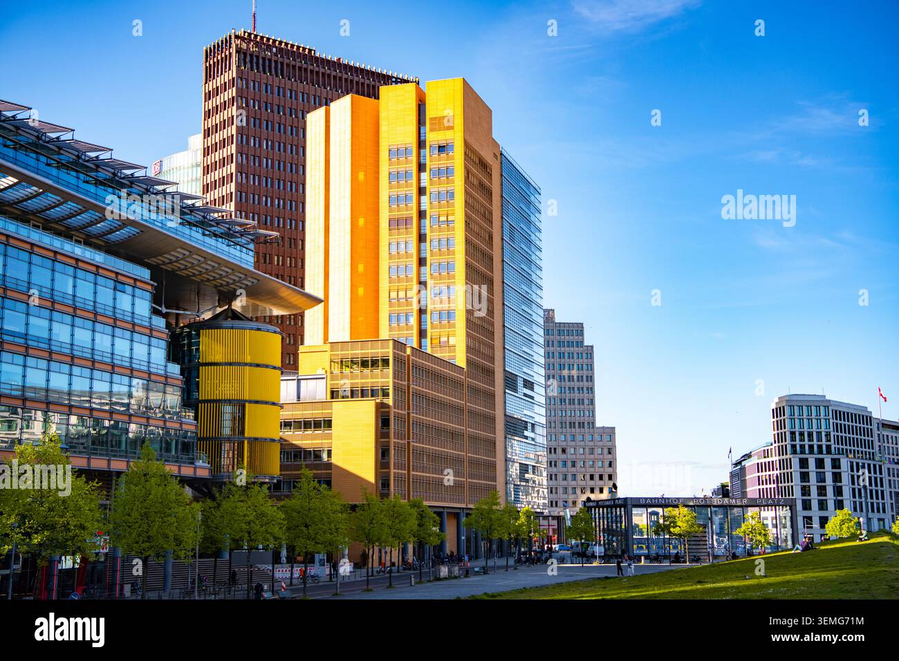 Potsdamer Platz skyline, architettura moderna di Hans Kollhoff, Helmut Jahn e Renzo piano, Berlino, Germania, completato nel 1998. Foto Stock