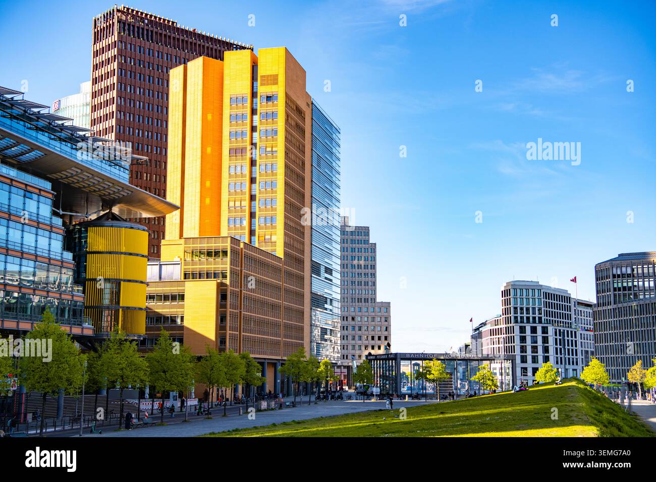 Potsdamer Platz skyline, architettura moderna di Hans Kollhoff, Helmut Jahn e Renzo piano, Berlino, Germania, completato nel 1998. Foto Stock